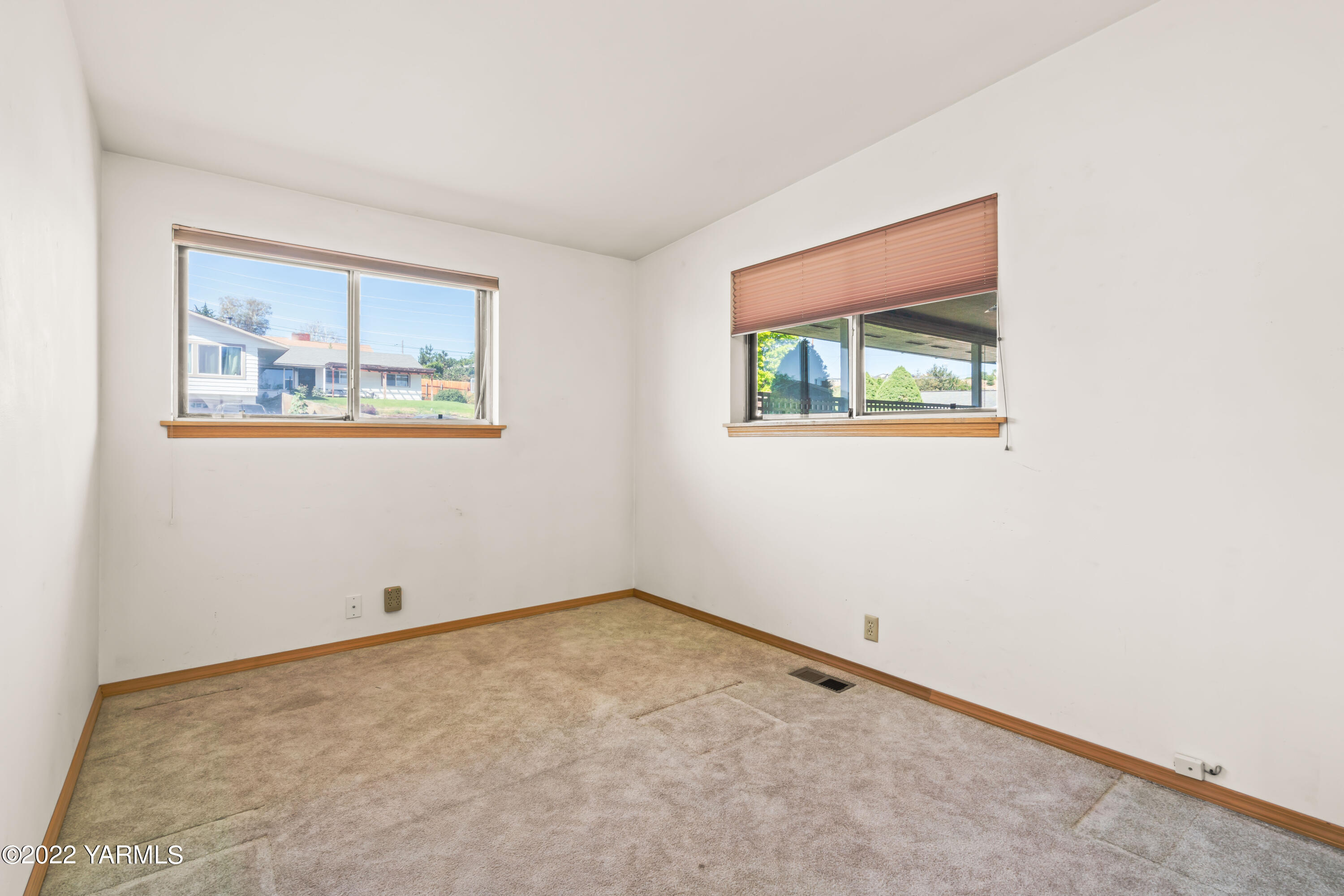 511 Viewcrest Place Selah, WA 98942 - Photo 17 of 22 an empty room with windows