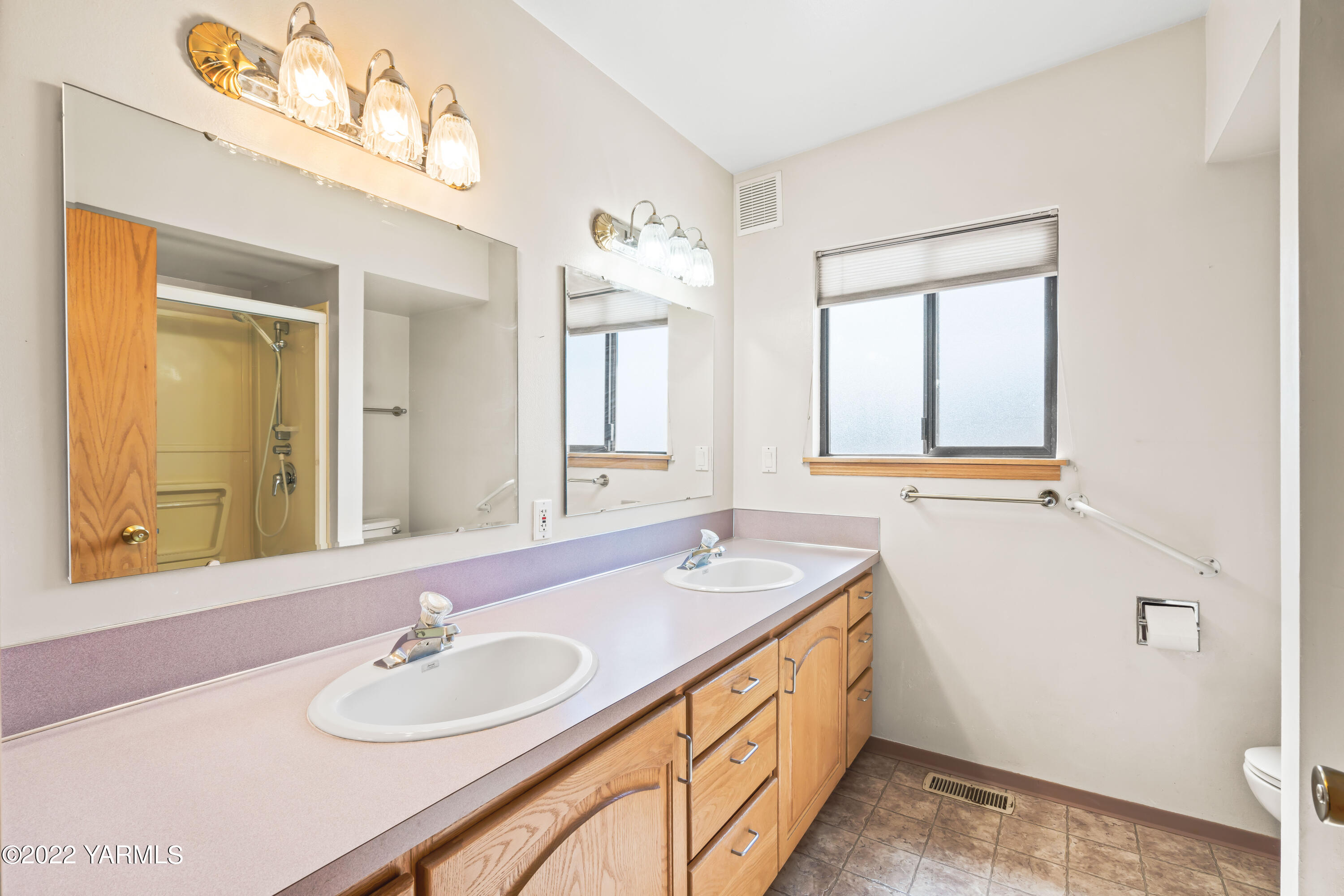 511 Viewcrest Place Selah, WA 98942 - Photo 18 of 22 a bathroom with a granite countertop sink and a mirror
