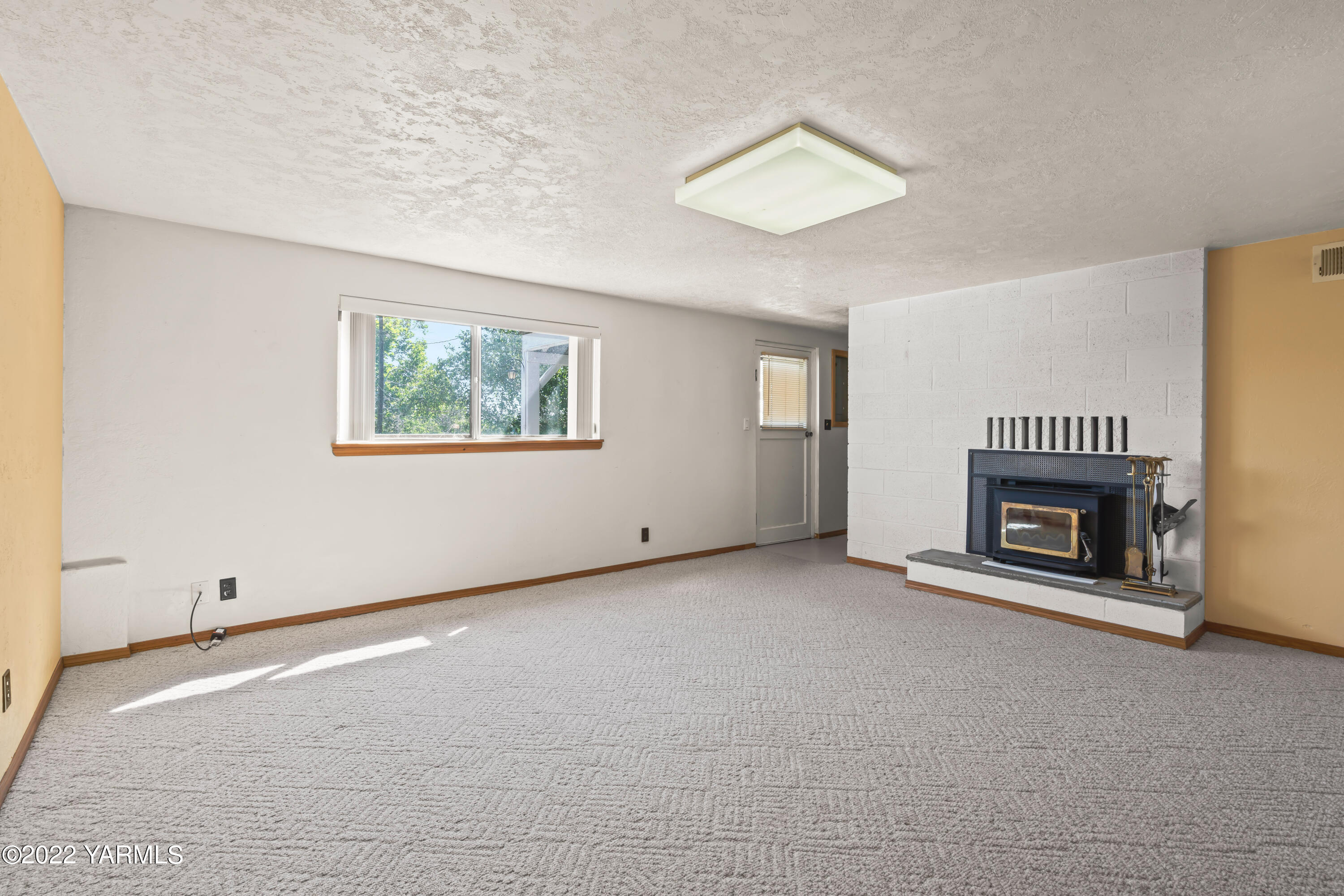 511 Viewcrest Place Selah, WA 98942 - Photo 19 of 22 an empty room with windows fireplace and a sink
