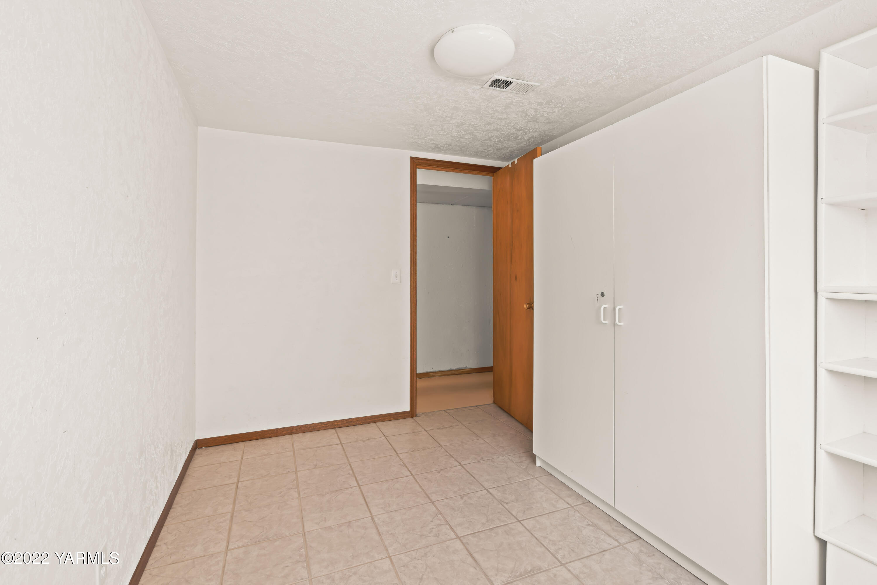 511 Viewcrest Place Selah, WA 98942 - Photo 20 of 22 a view of an empty room