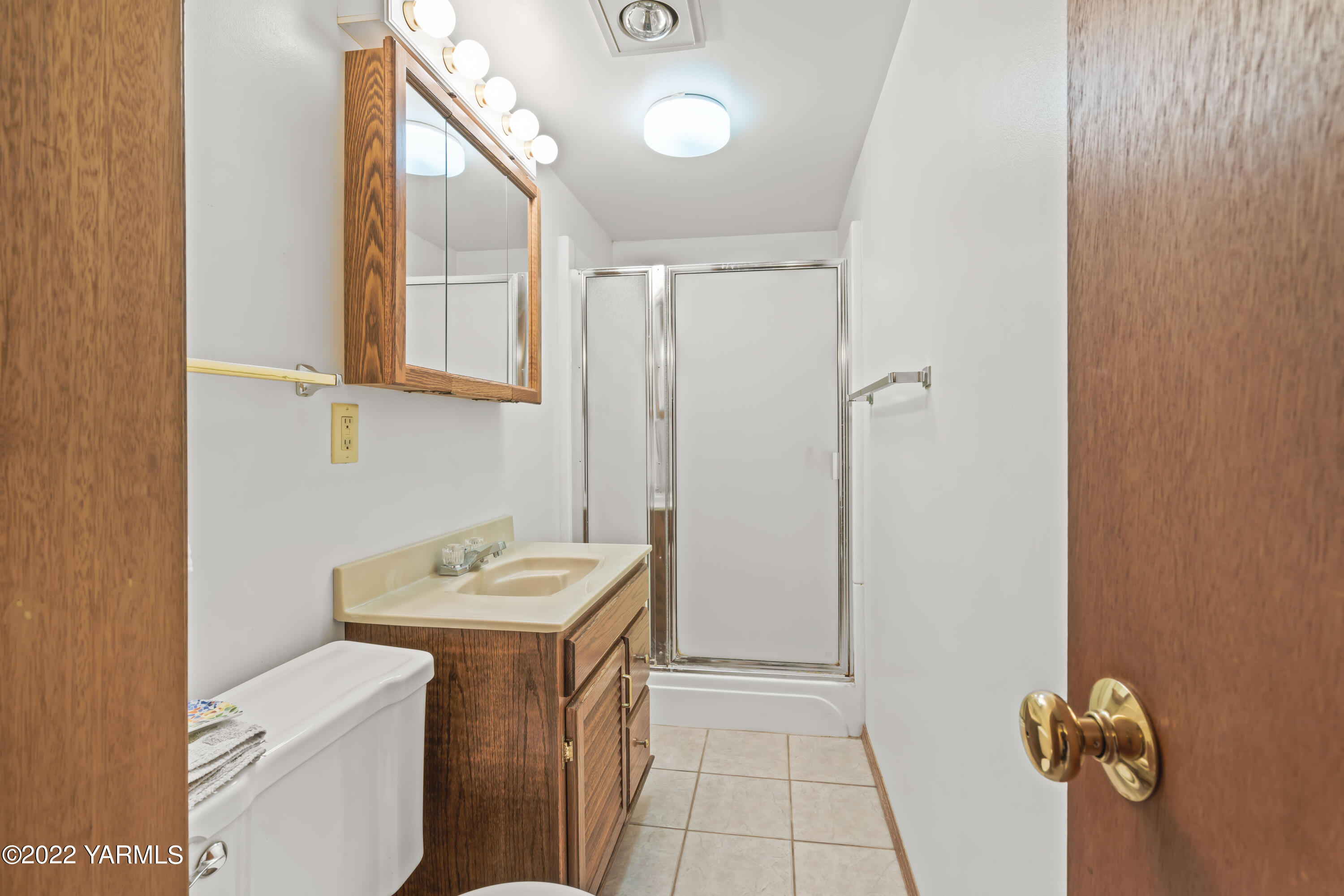 511 Viewcrest Place Selah, WA 98942 - Photo 21 of 22 a bathroom with a sink vanity and toilet