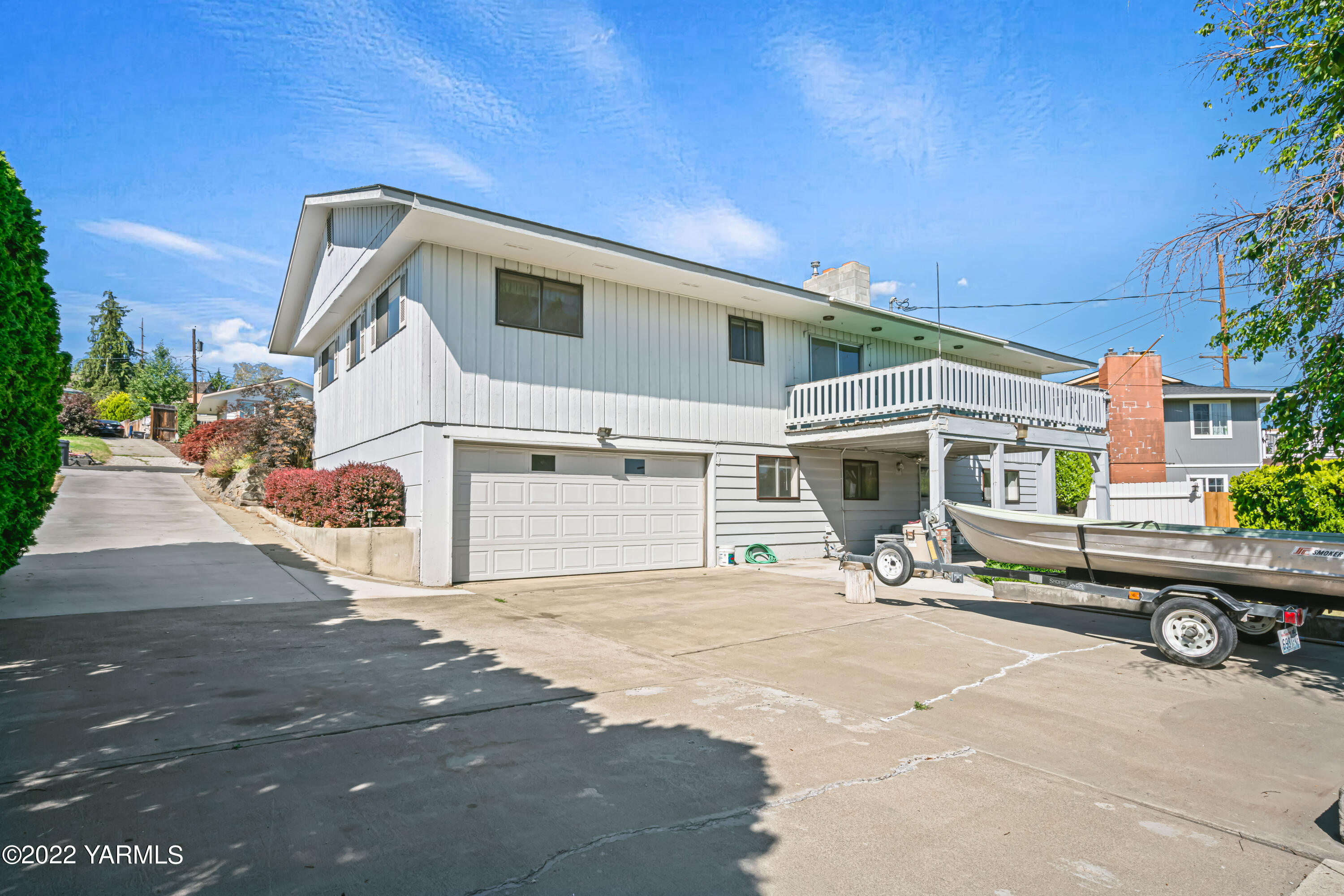 511 Viewcrest Place Selah, WA 98942 - Photo 3 of 22 a view of a house with a patio