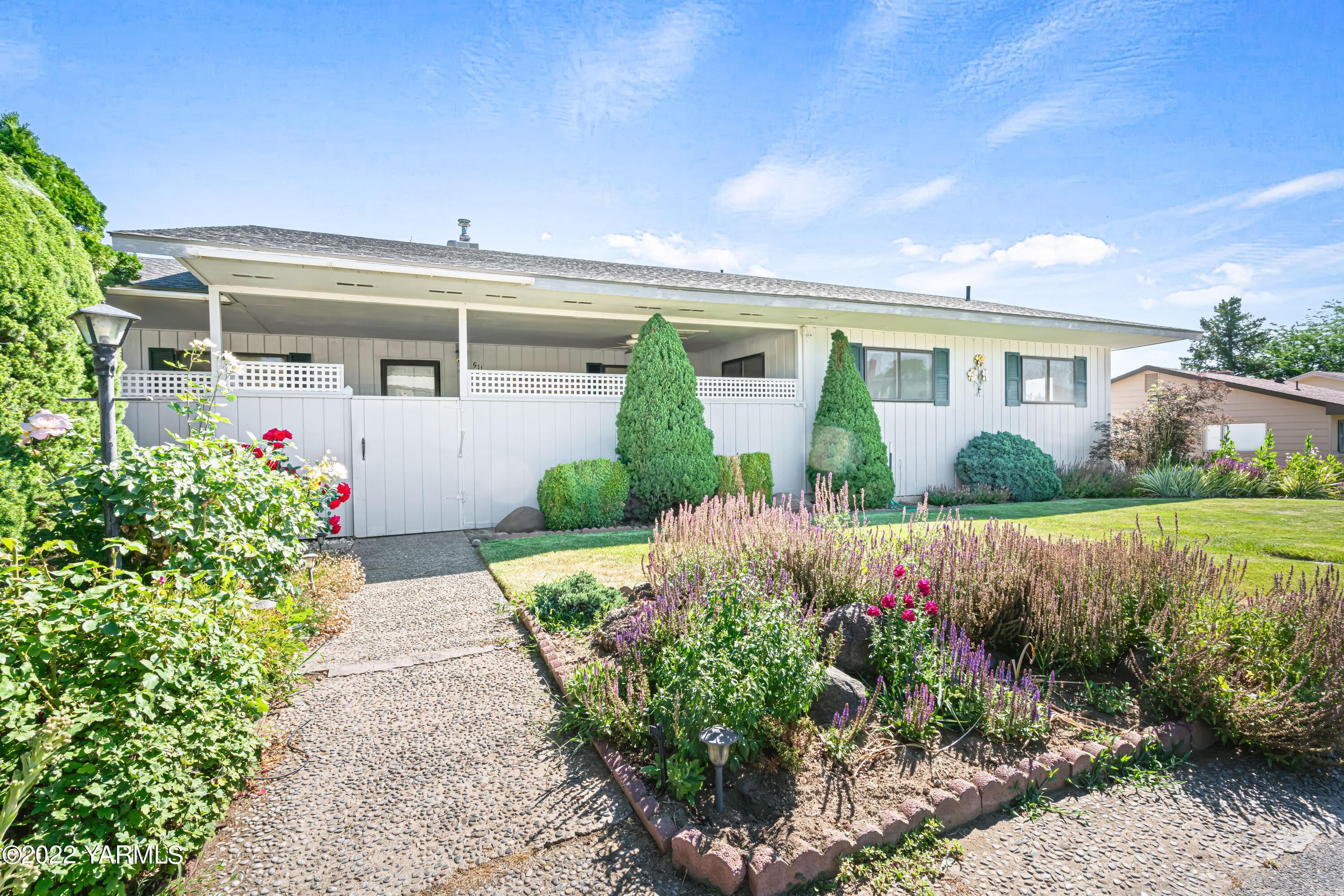 511 Viewcrest Place Selah, WA 98942 - Photo 4 of 22 a front view of a house with garden