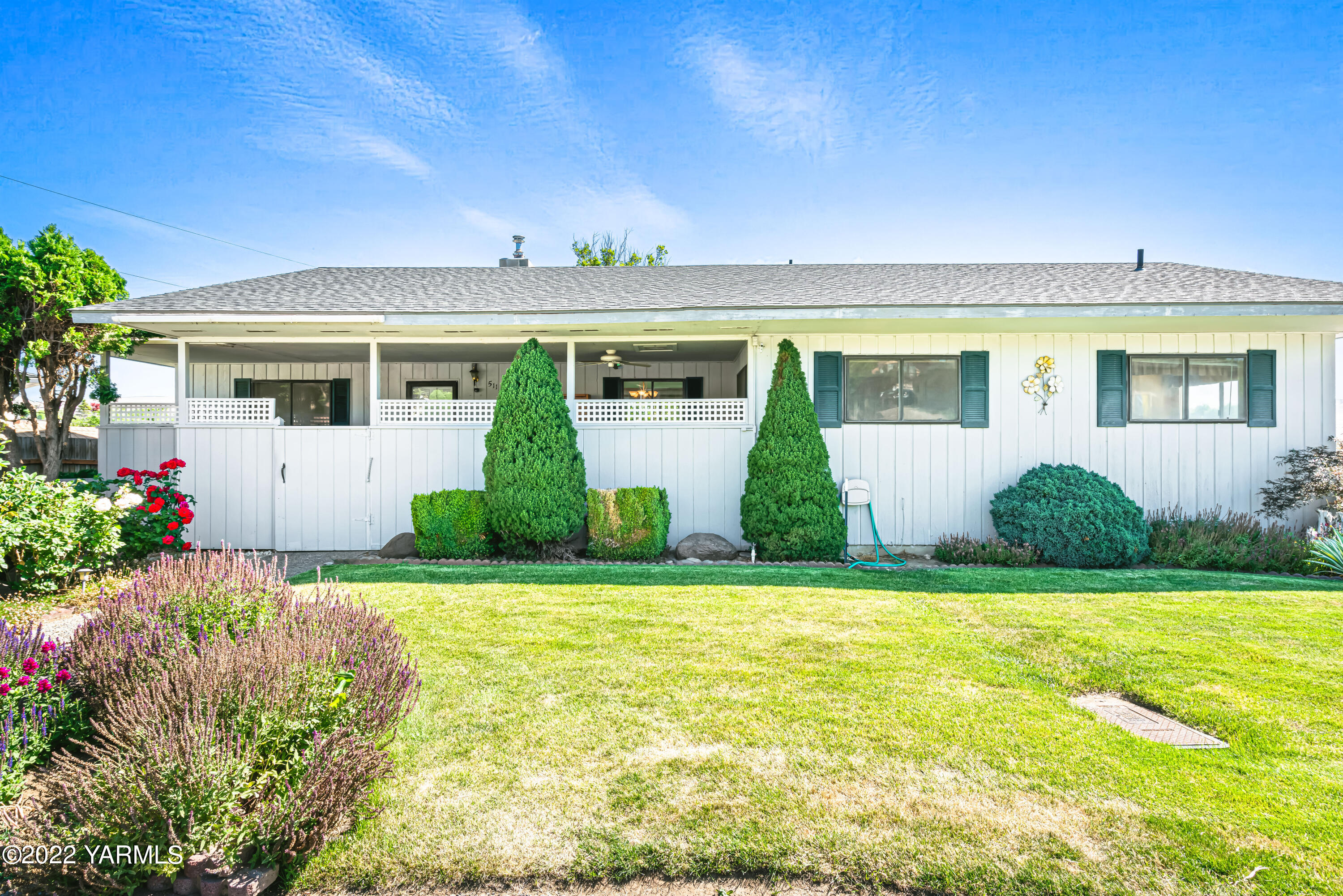 511 Viewcrest Place Selah, WA 98942 - Photo 5 of 22 front view of a house with a yard