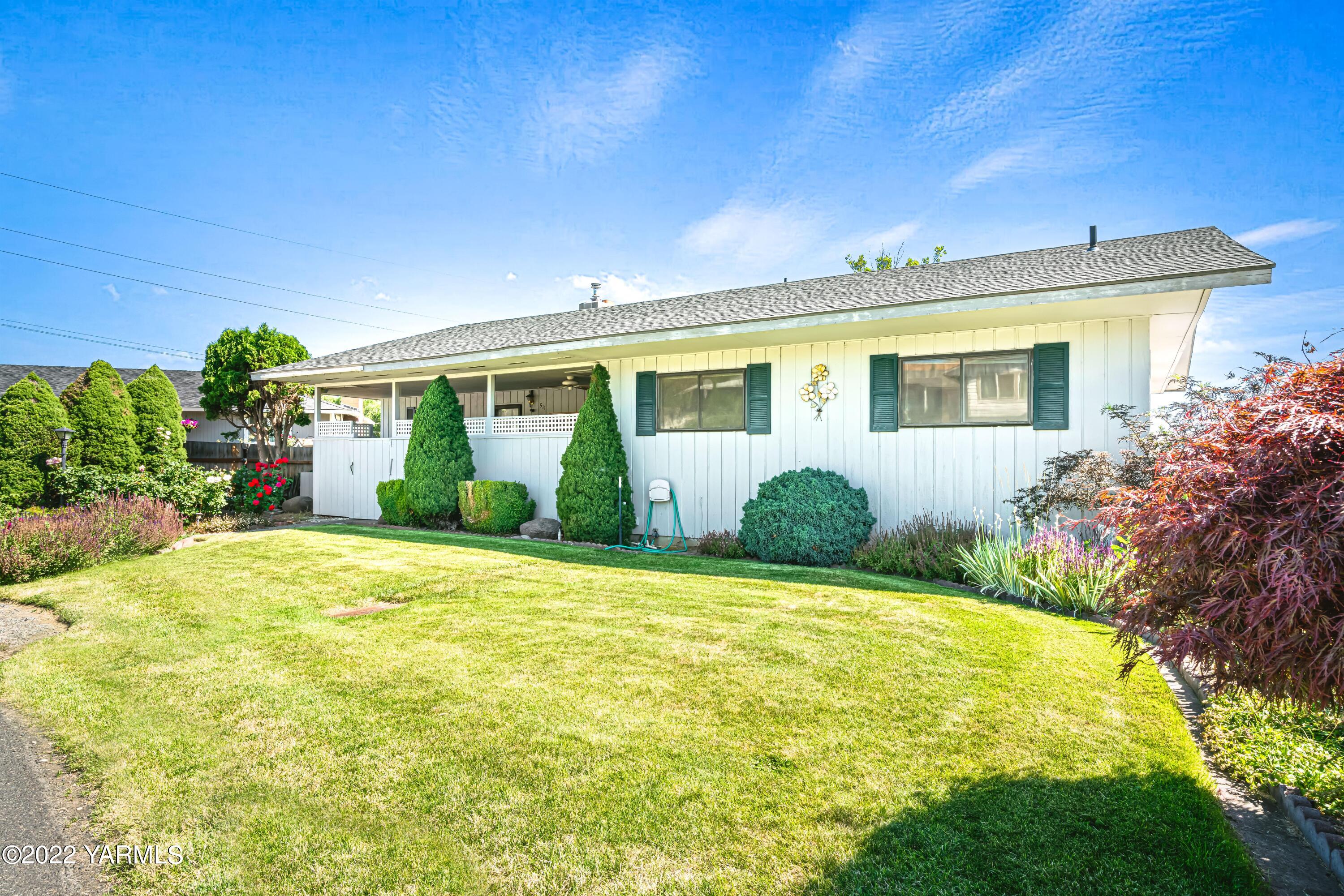 511 Viewcrest Place Selah, WA 98942 - Photo 6 of 22 a front view of house with yard and green space