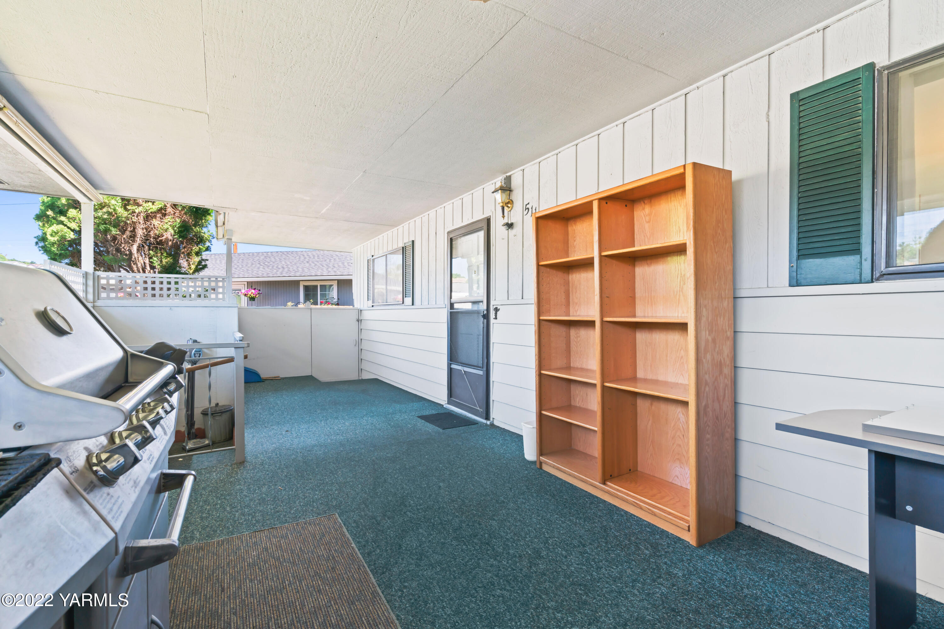511 Viewcrest Place Selah, WA 98942 - Photo 8 of 22 a view of a livingroom with furniture and windows