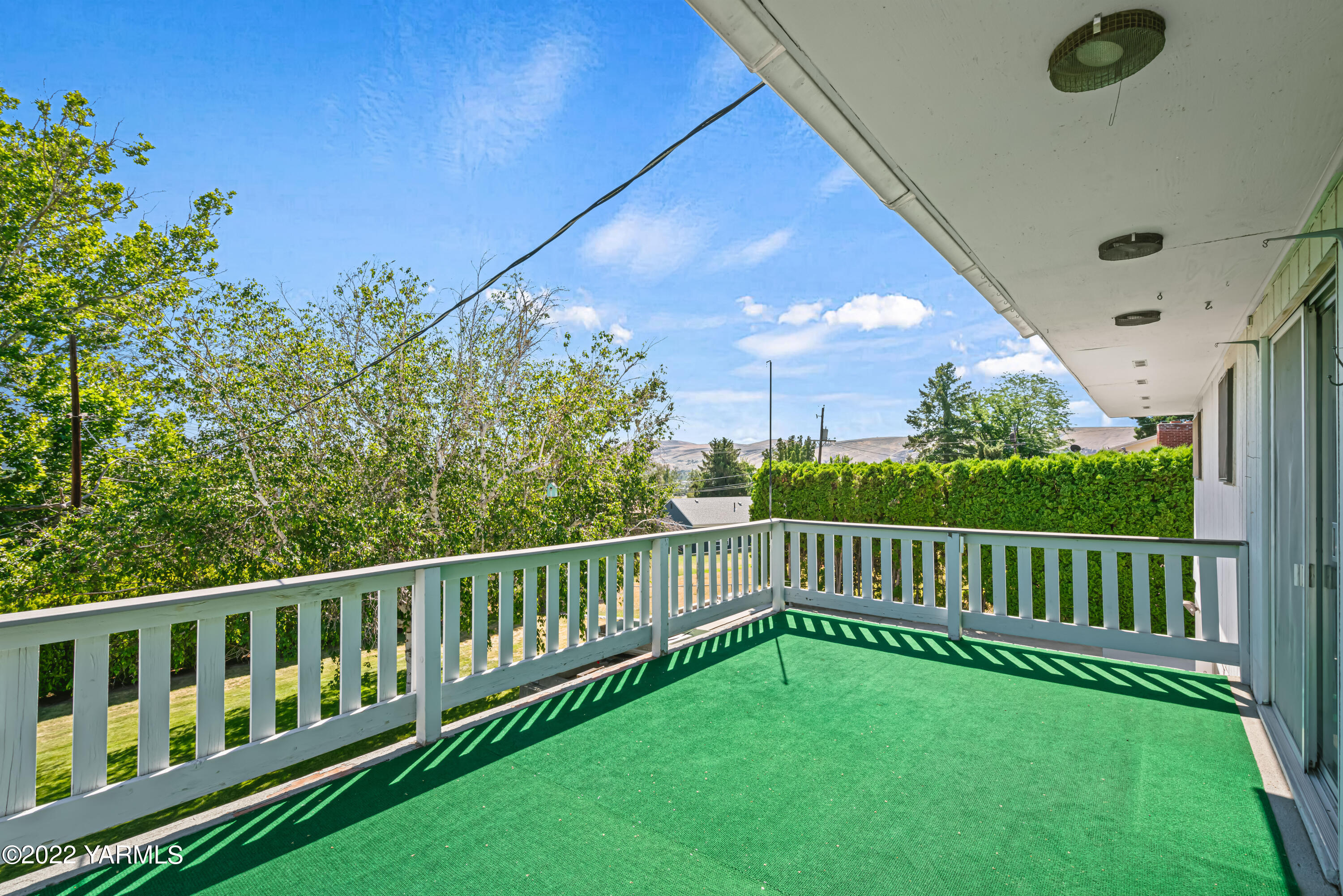 511 Viewcrest Place Selah, WA 98942 - Photo 9 of 22 a view of a deck with a big yard