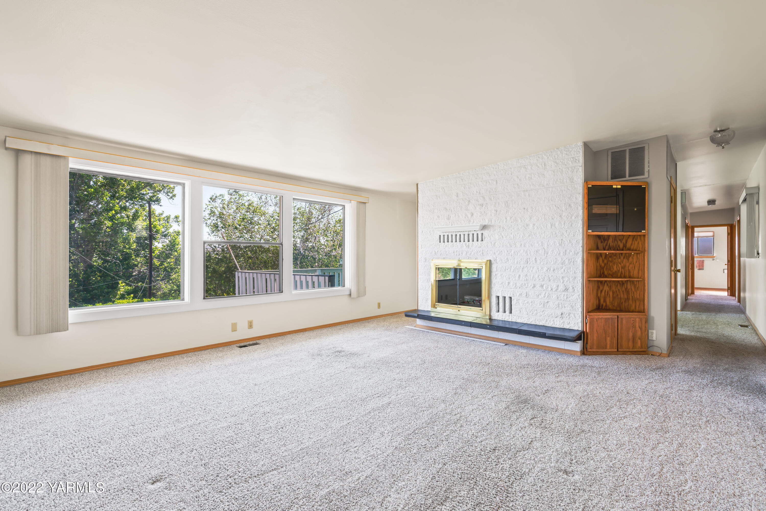 511 Viewcrest Place Selah, WA 98942 - Photo 10 of 22 an empty room with windows and closet