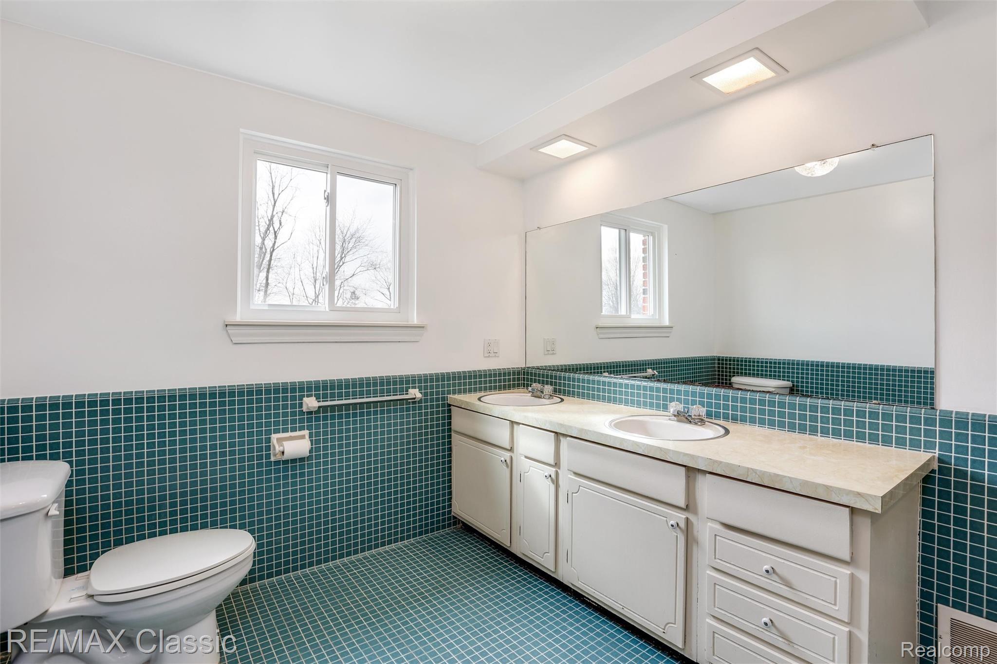 24711 Pennsylvania Road Romulus, MI 48174 - Photo 45 of 63 Upstairs Full Bath
