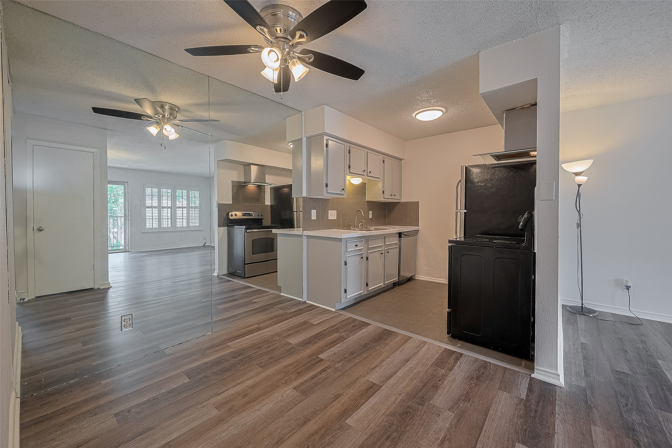 606 Marshall Street, Unit 35 Houston, TX 77006 - Photo 3 of 13 a view of a kitchen with electric appliances