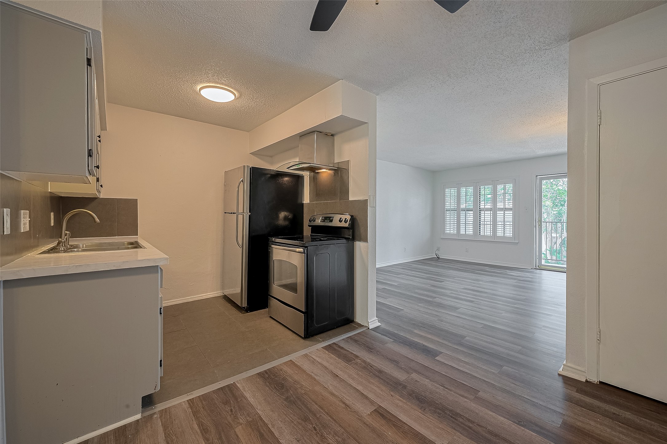 606 Marshall Street, Unit 35 Houston, TX 77006 - Photo 5 of 13 a kitchen with granite countertop a refrigerator and a sink