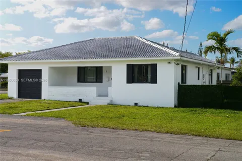 a view of a yard in front of a house