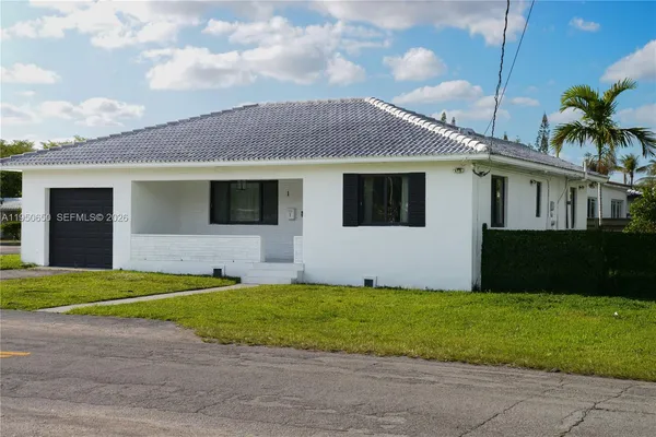 a view of a yard in front of a house