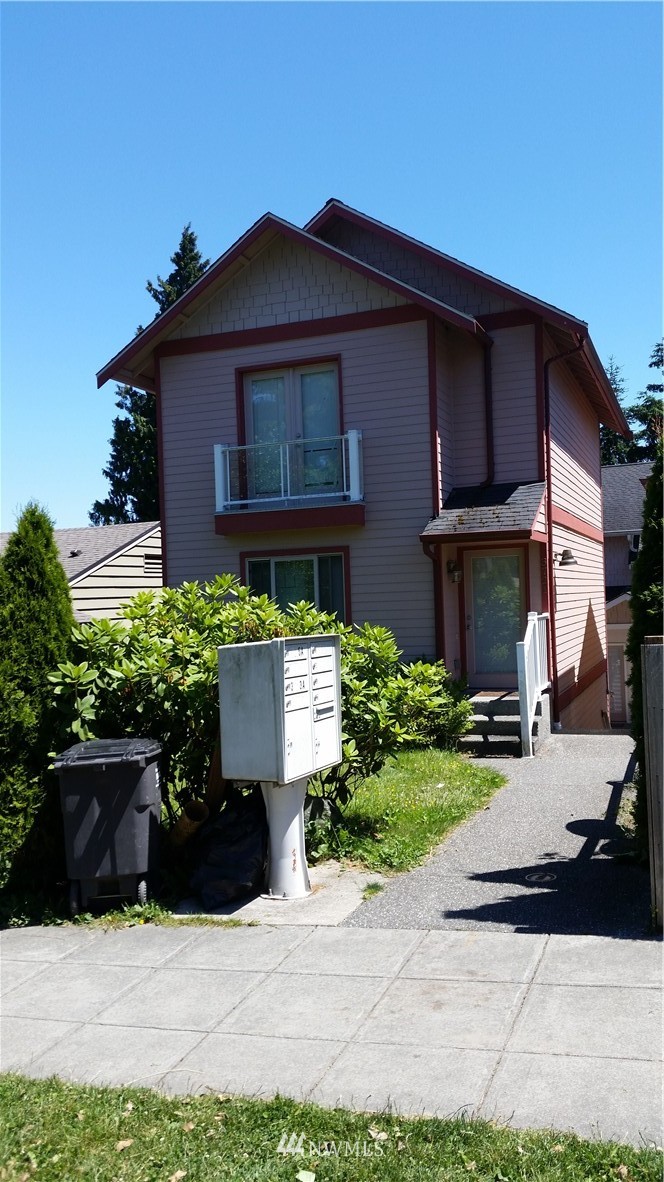 3725 Rockefeller Avenue Everett, WA 98201 - Photo 2 of 24 a front view of a house with a garden