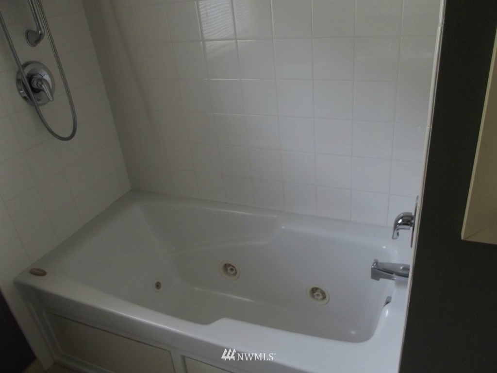 3725 Rockefeller Avenue Everett, WA 98201 - Photo 13 of 24 a bathroom with a bathtub