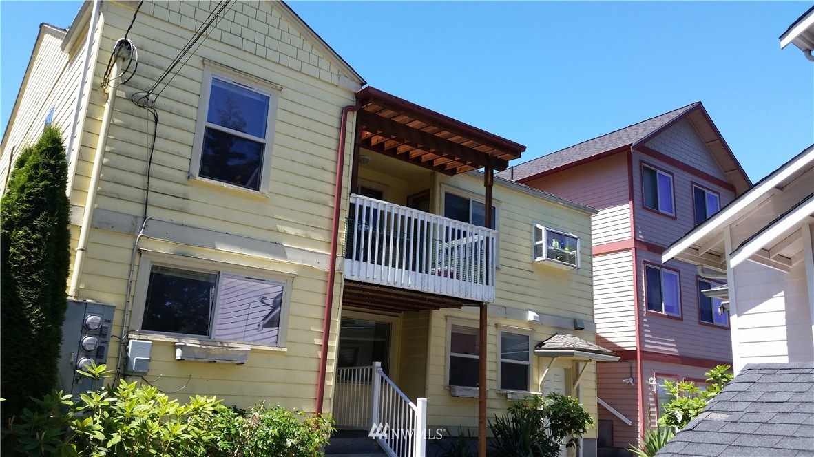 3725 Rockefeller Avenue Everett, WA 98201 - Photo 4 of 24 a view of a house with a balcony