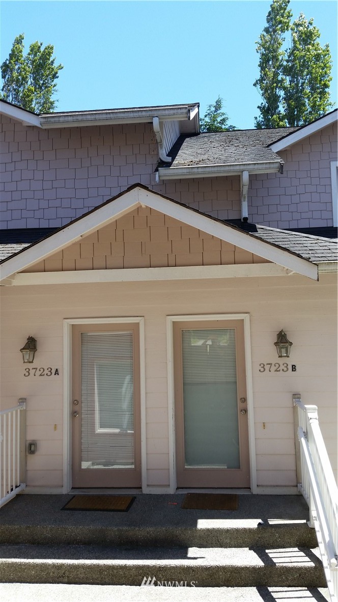 3725 Rockefeller Avenue Everett, WA 98201 - Photo 5 of 24 front view of a house with a door