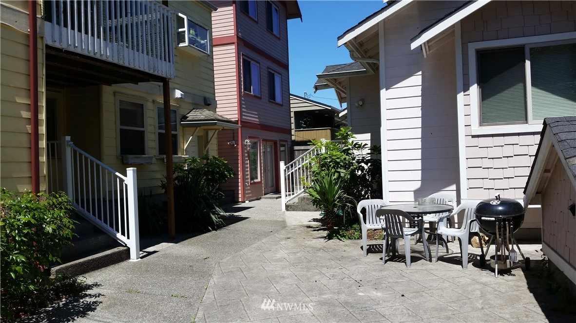 3725 Rockefeller Avenue Everett, WA 98201 - Photo 7 of 24 a view of a building with sitting area