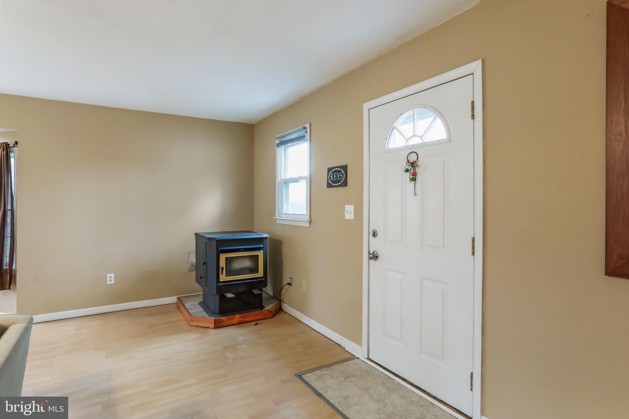 4807 West Feeser Road Taneytown, MD 21787 - Photo 4 of 31 Living Room