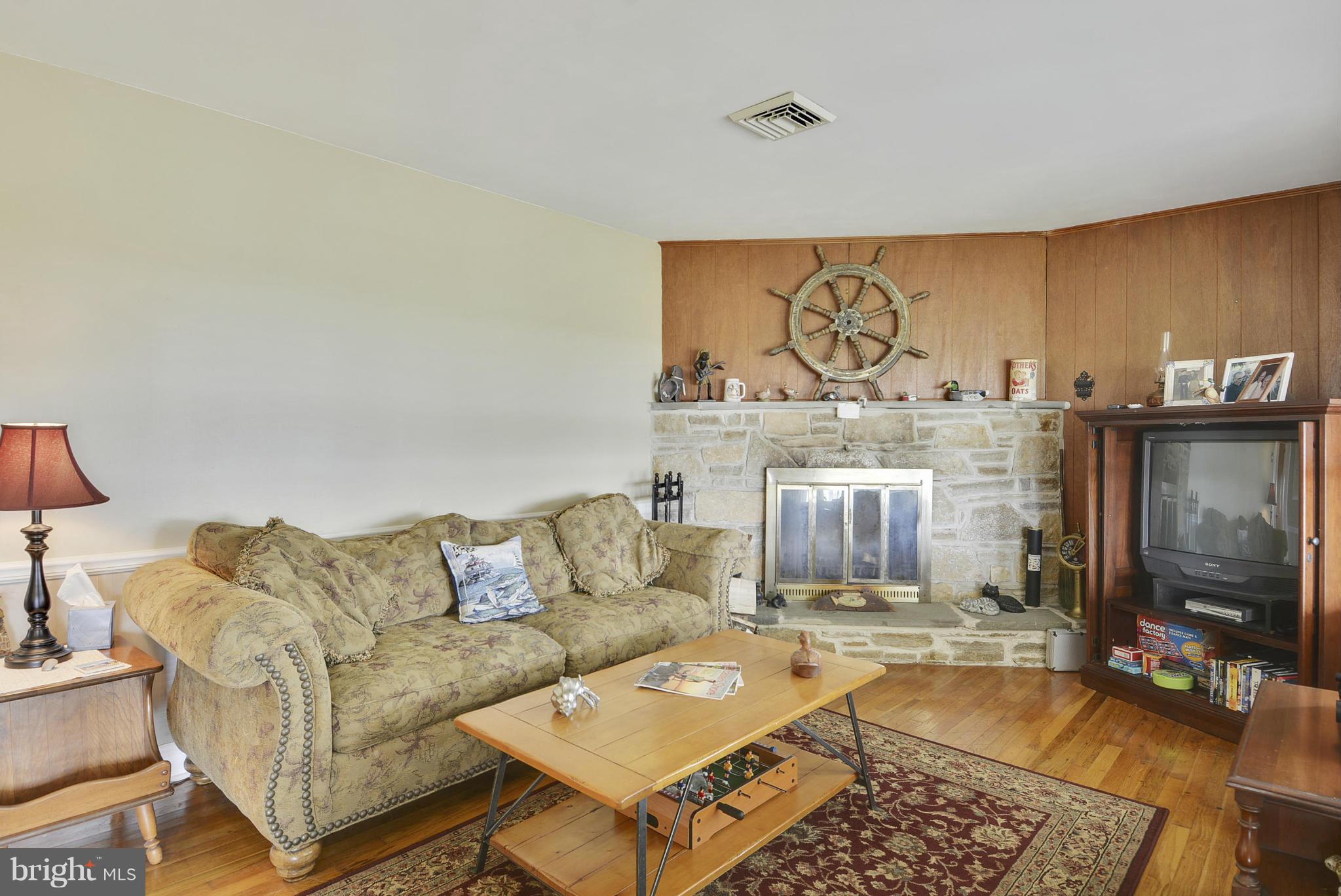 1428 Town Point Road Cambridge, MD 21613 - Photo 18 of 26 Living Room