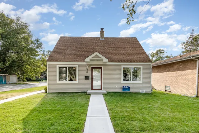 a front view of house with yard