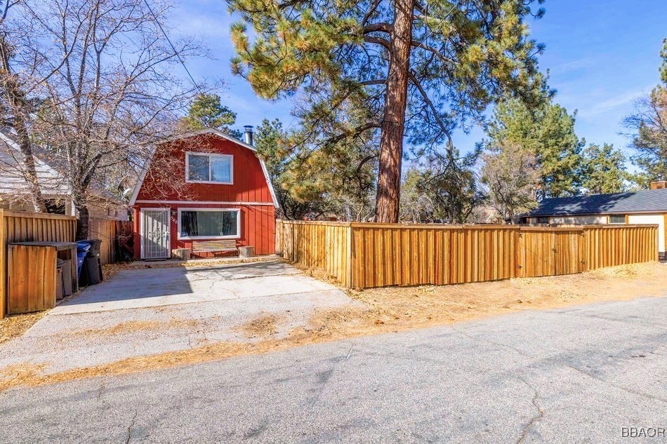 548 Riverside Avenue Sugarloaf, CA 92386 - Photo 36 of 37 a view of a house with a yard covered with snow in front of house