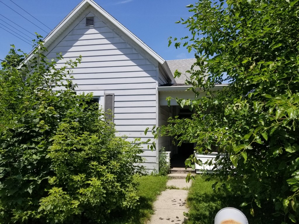 408 West Kickapoo Street Hartford City, IN 47348 - Photo 2 of 11