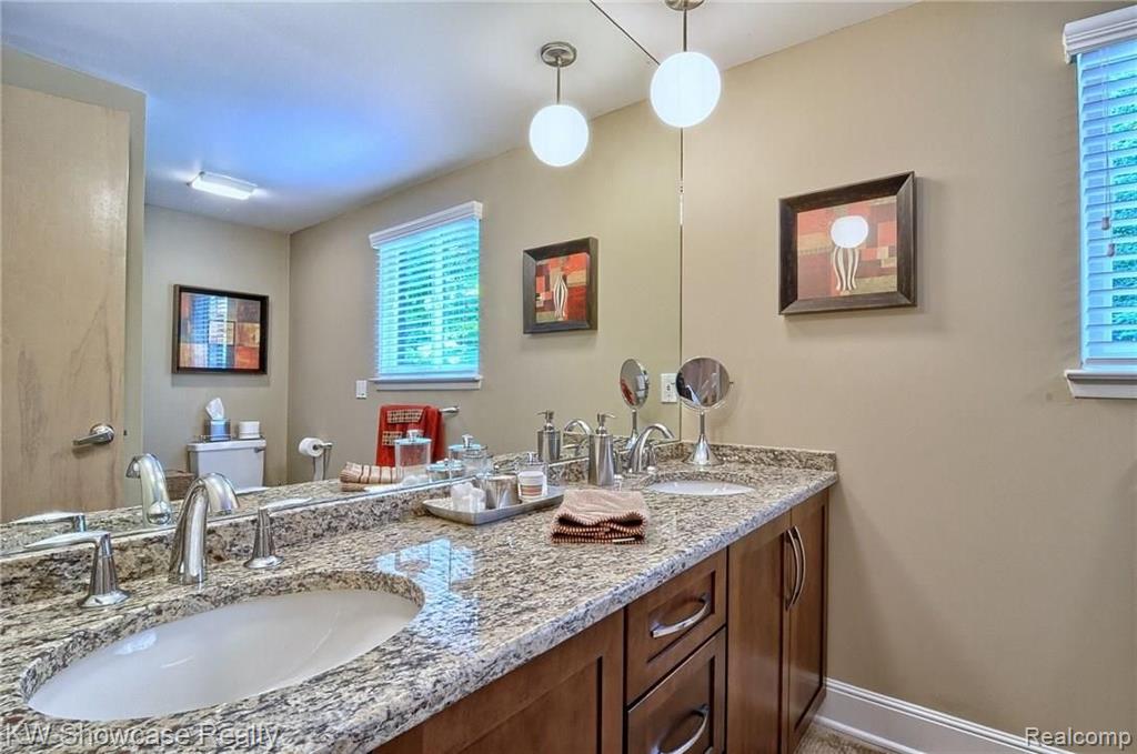 30654 High Valley Road Farmington Hills, MI 48331 - Photo 28 of 43