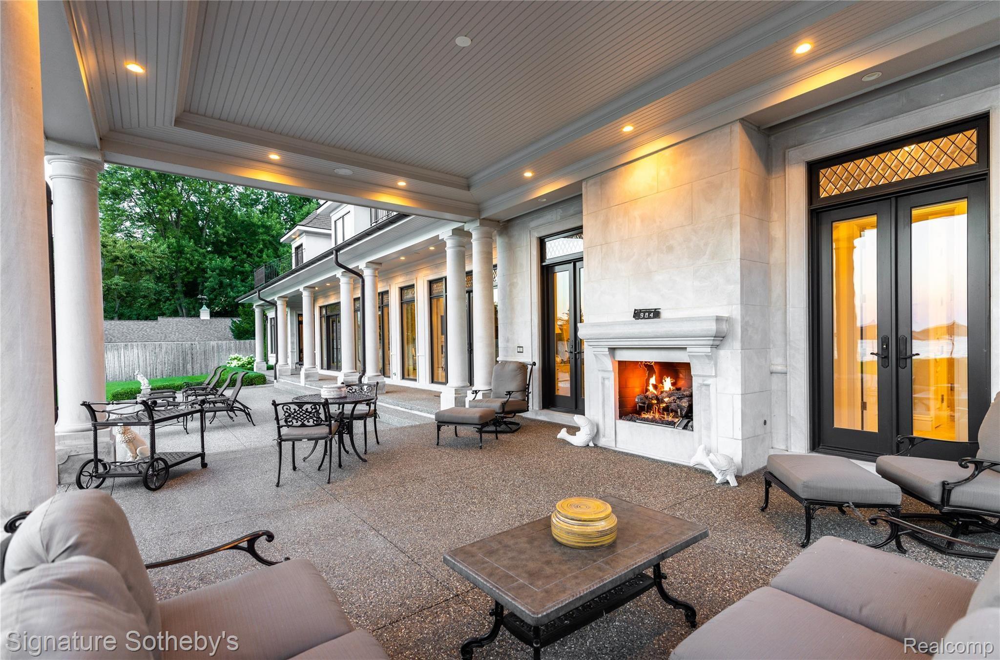 984 Lake Shore Road Grosse Pointe, MI 48236 - Photo 3 of 43 1 (3 of 44).jpg