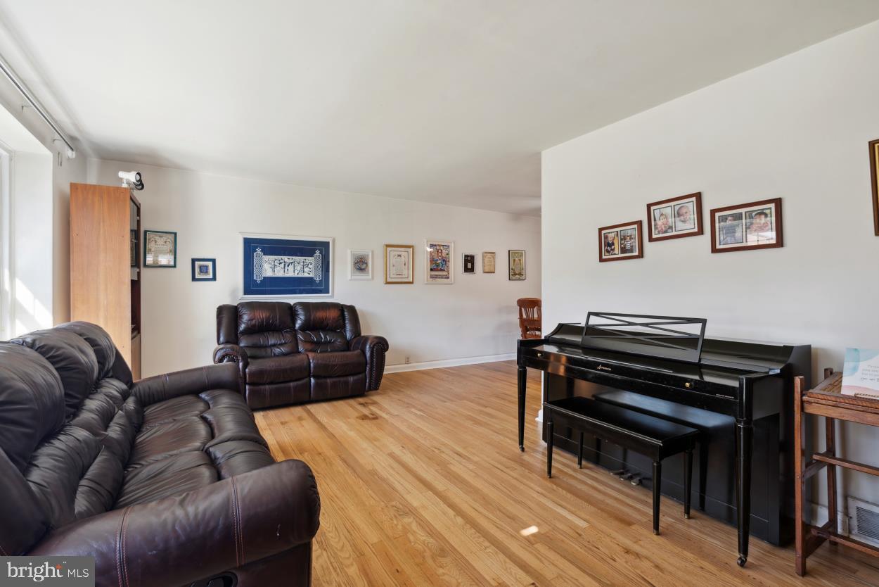 1811 Arnold Street Philadelphia, PA 19152 - Photo 5 of 27
