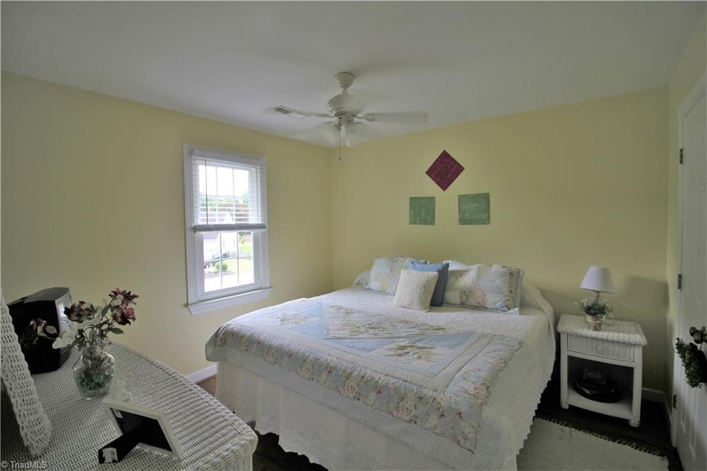 3819 Oak Forest Drive High Point, NC 27265 - Photo 27 of 38