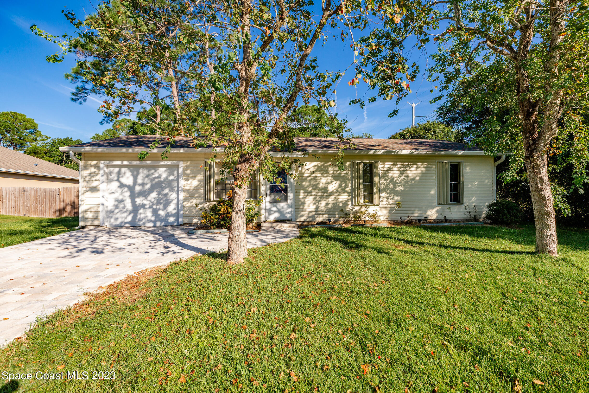 911 Thompson Road Southwest Palm Bay, FL 32908 - Photo 19 of 19 a view of a house with garden