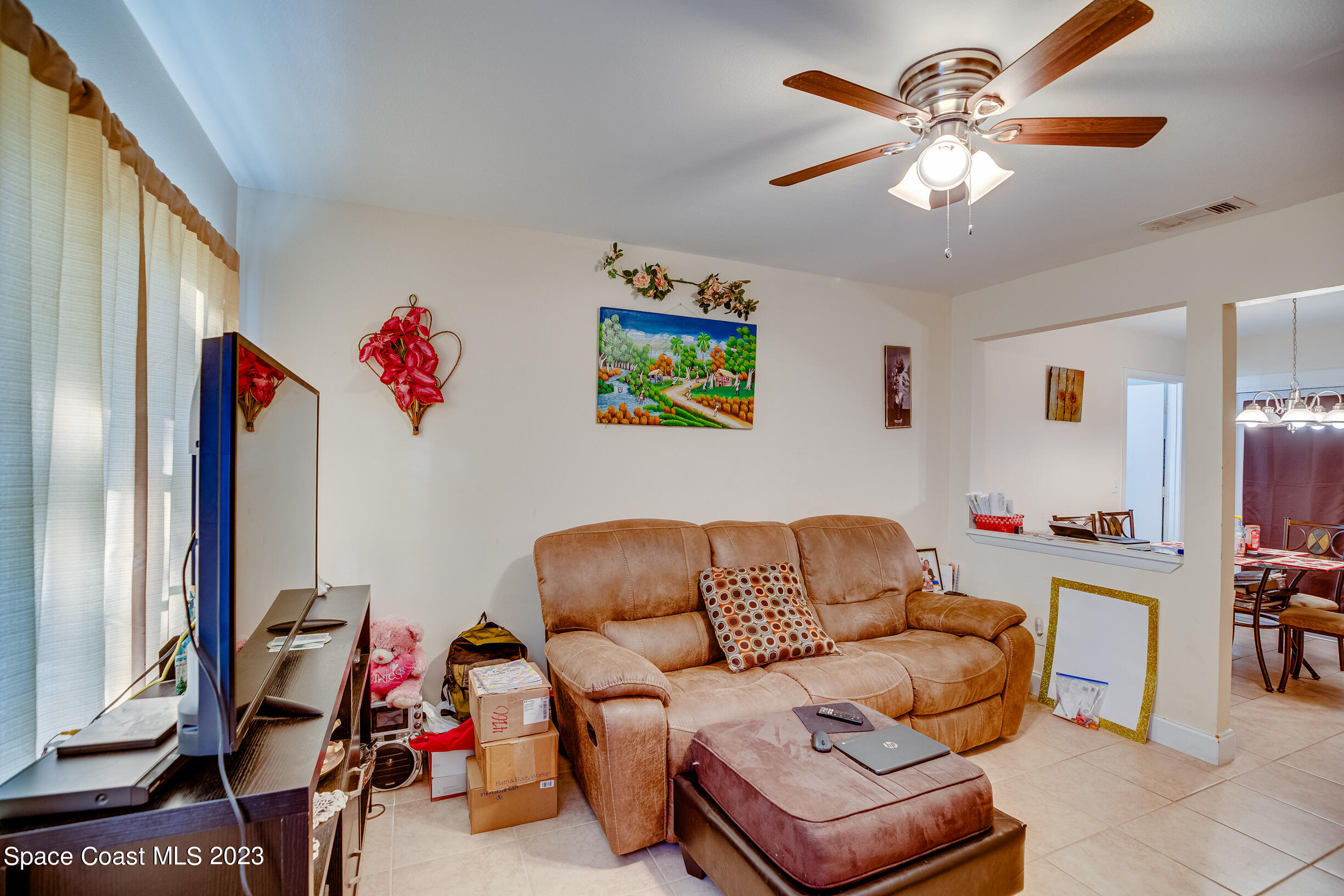 911 Thompson Road Southwest Palm Bay, FL 32908 - Photo 2 of 19 a living room with furniture