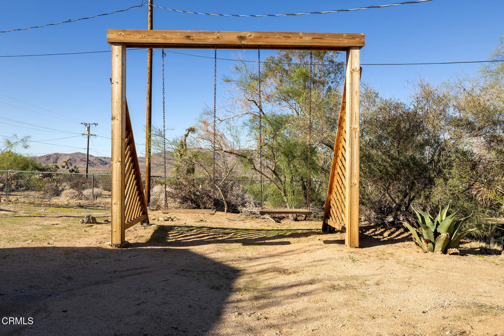 7284 Saddleback Road Joshua Tree, CA 92252 - Photo 33 of 47 a view of a backyard of the house
