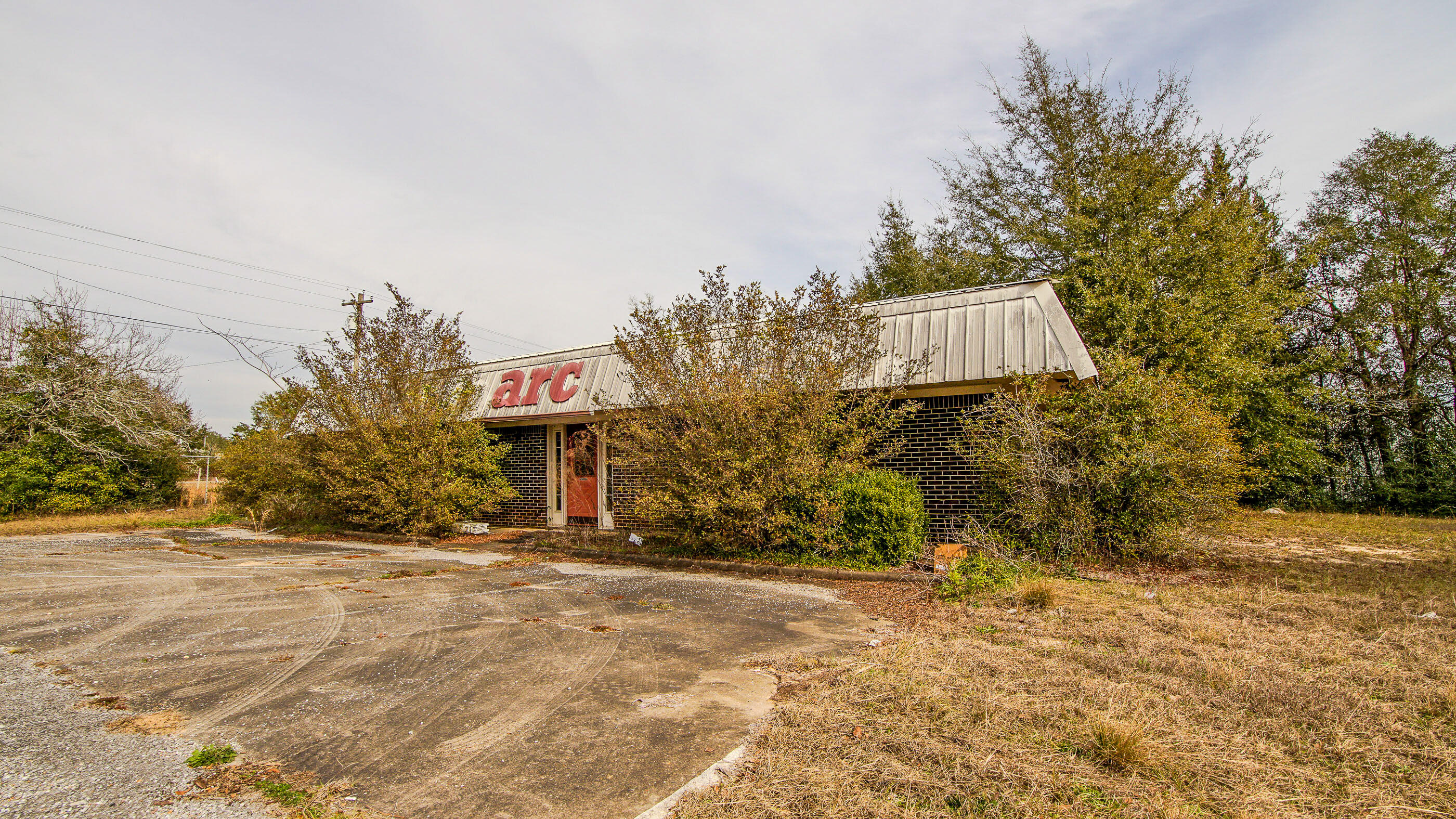 1408 Highway 83 DeFuniak Springs, FL 32433 - Photo 4 of 8 a view of a house with a yard