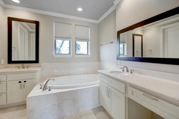 $2,595 | 8906 Lakeshore Bend Drive, Houston, TX 77080