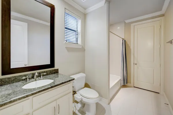 $2,595 | 8906 Lakeshore Bend Drive, Houston, TX 77080