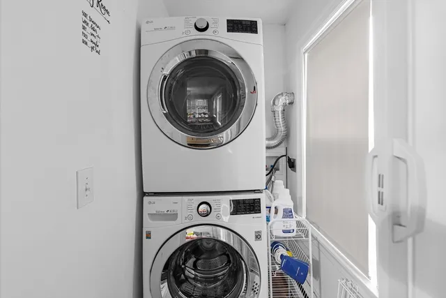 a view of entryway with washer and dryer