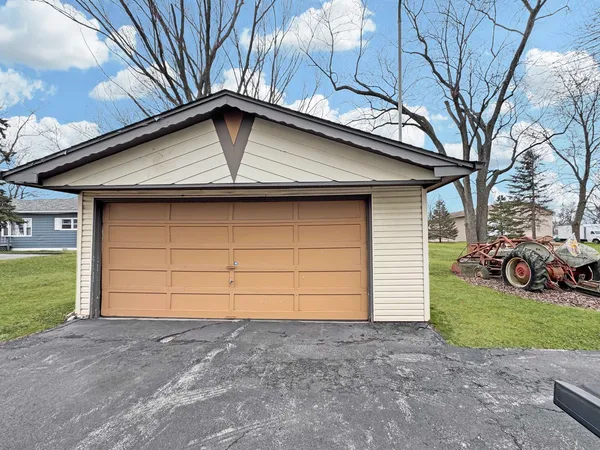$230,000 | 1765 Glenwood Dyer Road, Lynwood, IL 60411