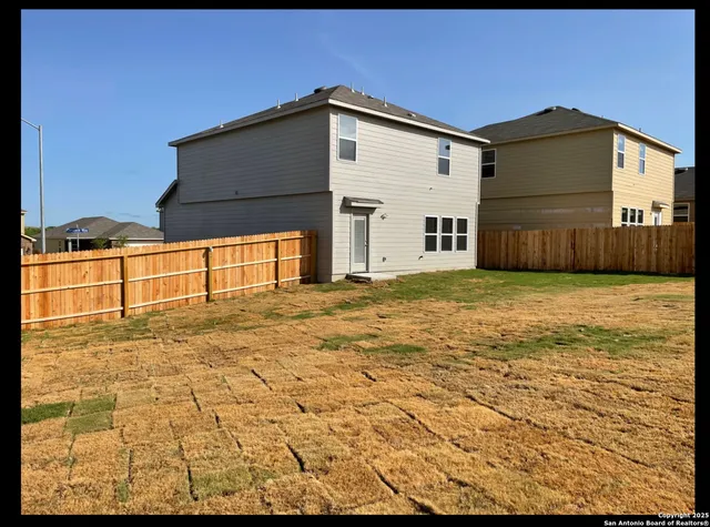 a view of a house with backyard