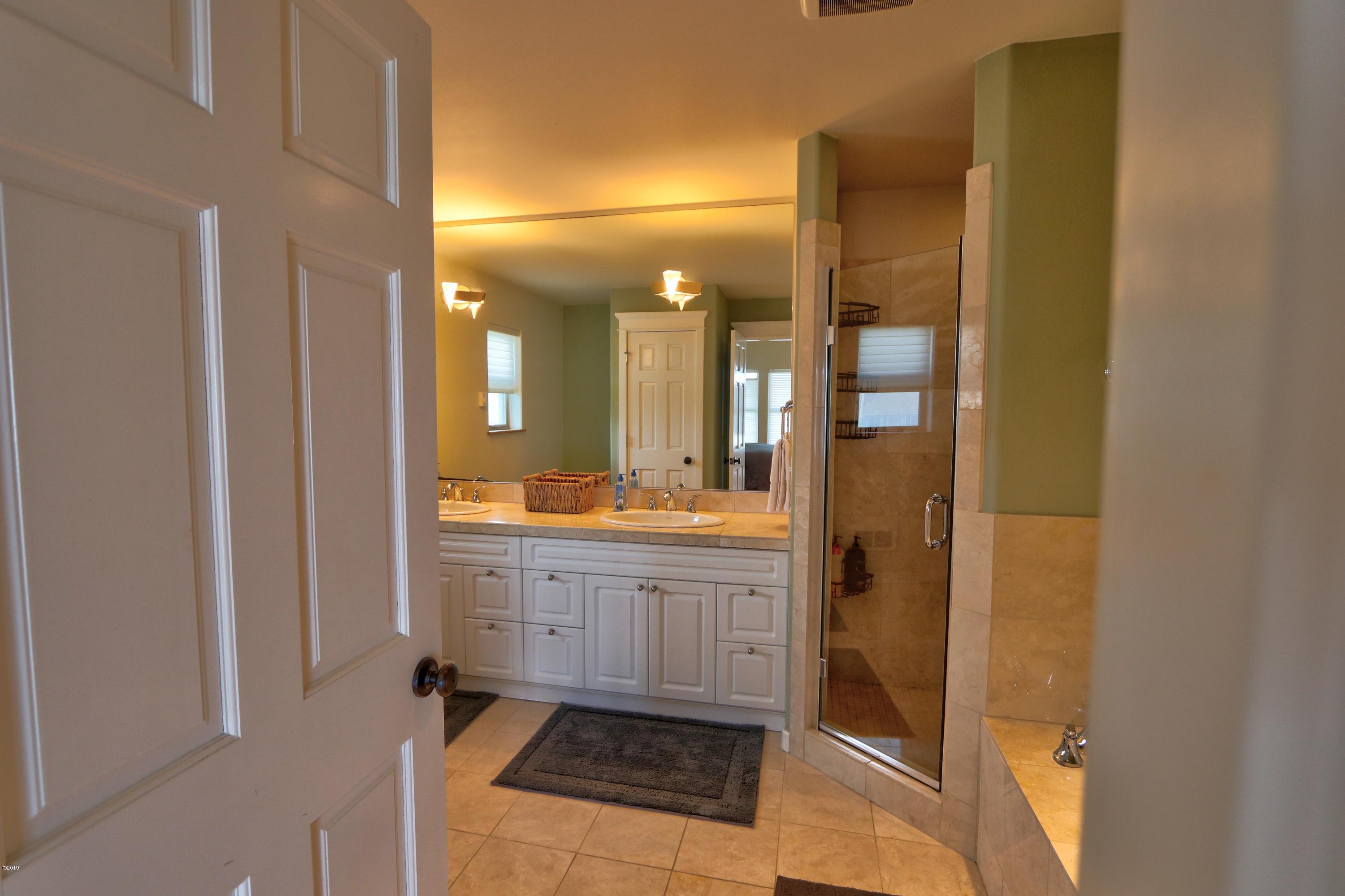 522 Southwest Hurbert Street Newport, OR 97365 - Photo 21 of 29 Bathroom