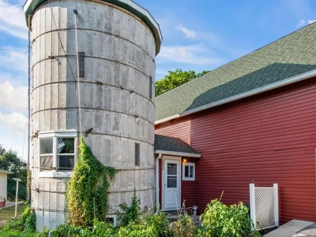 a view of a house with a backyard
