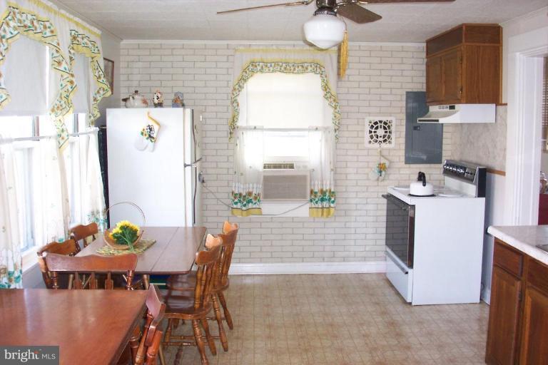 7821 SW Road Pasadena, MD 21122 - Photo 10 of 14 Kitchen