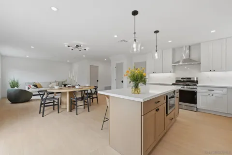 $1,725,000 | 2610 Chestnut Avenue, Carlsbad, CA 92010