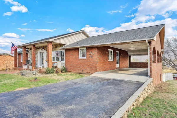 a front view of house with garage and yard