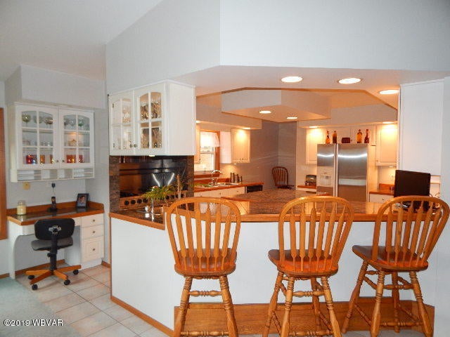 4280 Upper Road Shamokin, PA 17872 - Photo 20 of 62 20 seating are at pennisula