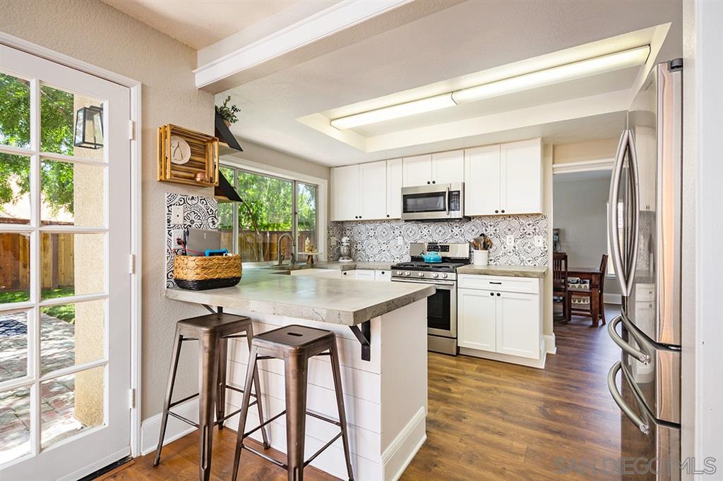 39932 North General Kearny Road Temecula, CA 92591 - Photo 10 of 25 Convenient kitchen serving and seating area.