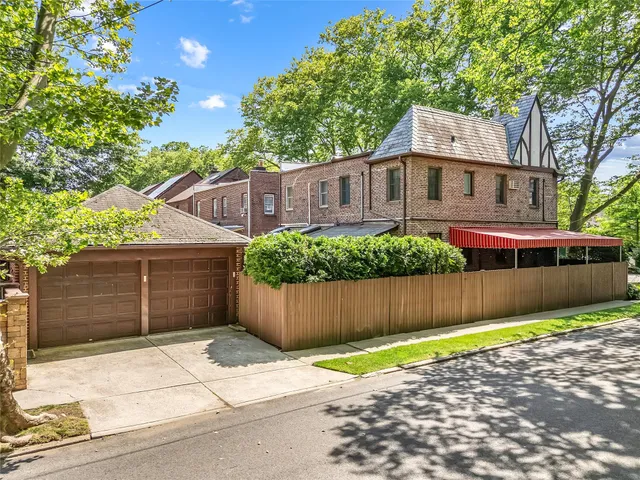 $1,130,000 | 27-01 167th Street | Murray Hill - Flushing