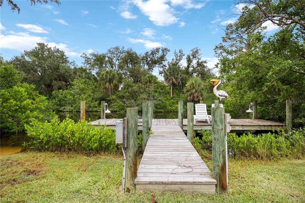 3674 Roslyn Road Venice, FL 34293 - Photo 15 of 72 a pathway of a house with a yard