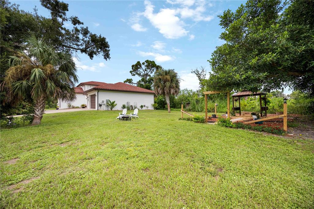 3674 Roslyn Road Venice, FL 34293 - Photo 17 of 72 a front view of a house with garden